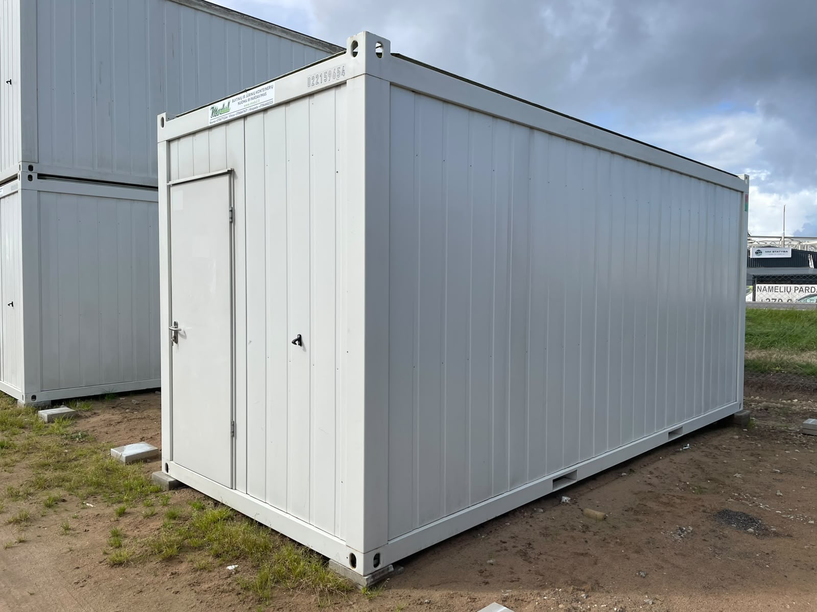 Konteinerinis biuro namelis 2,4x6,0m