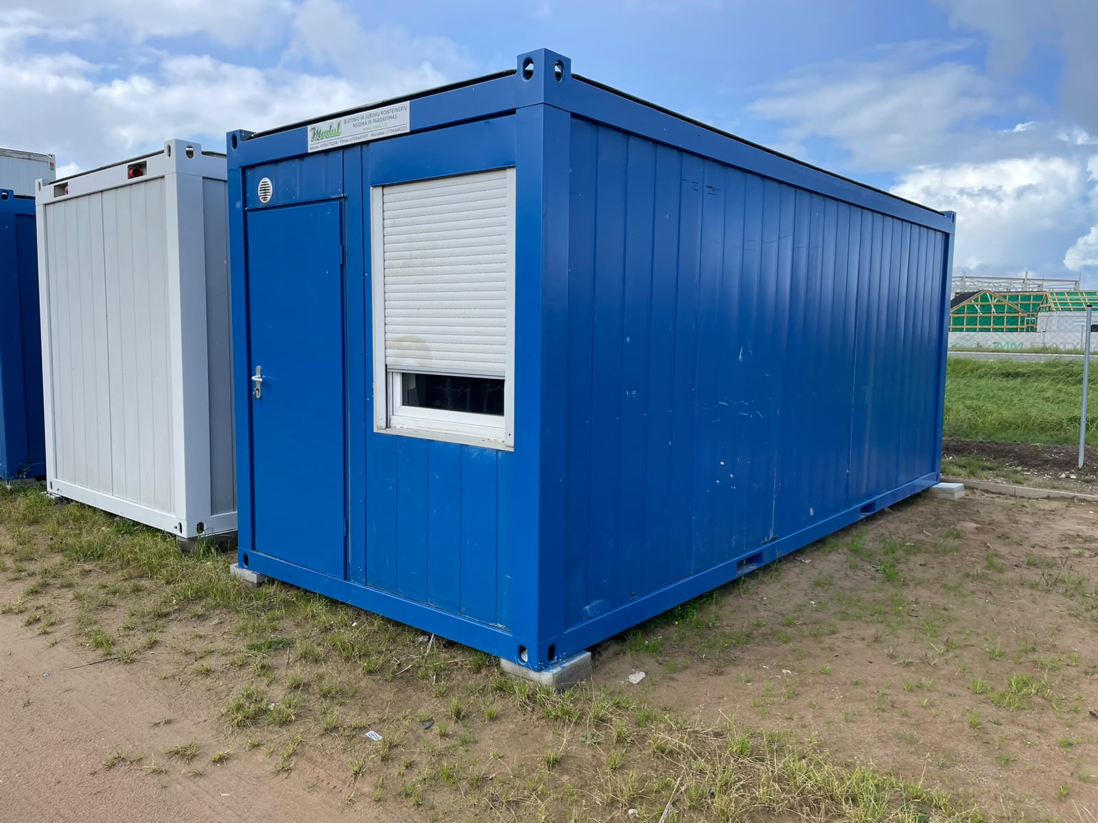 Konteinerinis biuro namelis 2,4x6,0m